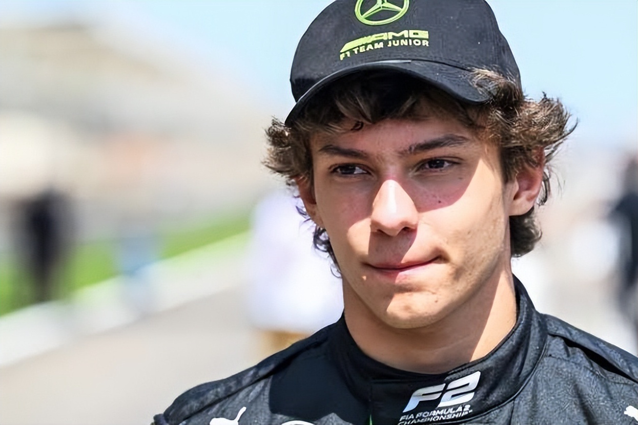 雷诺车队横扫红牛二队，塞恩斯高光表现