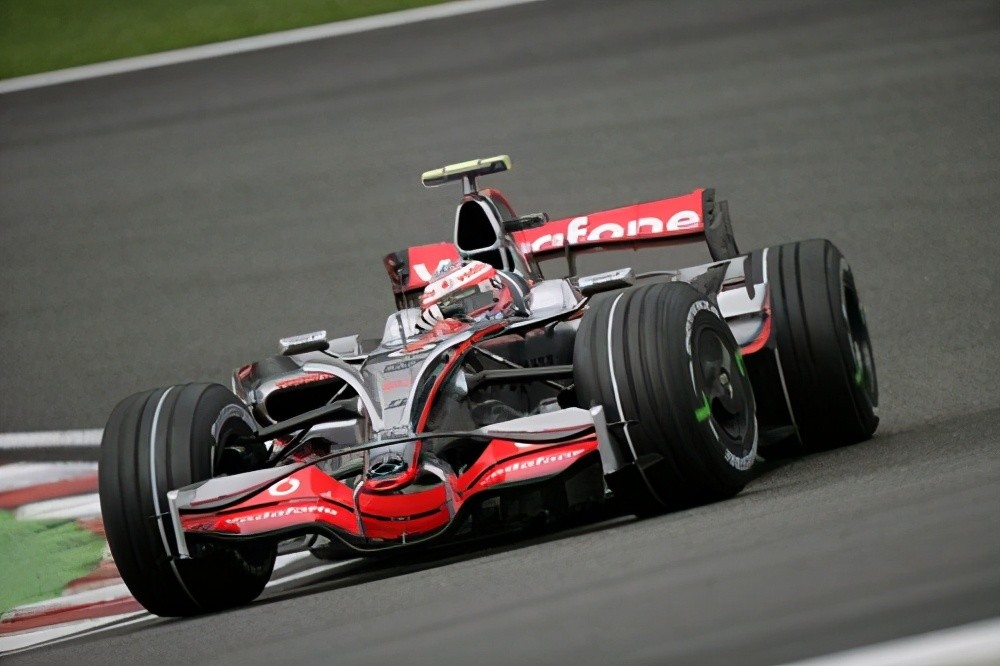 迈凯伦险胜红牛二队，塞恩斯高光表现