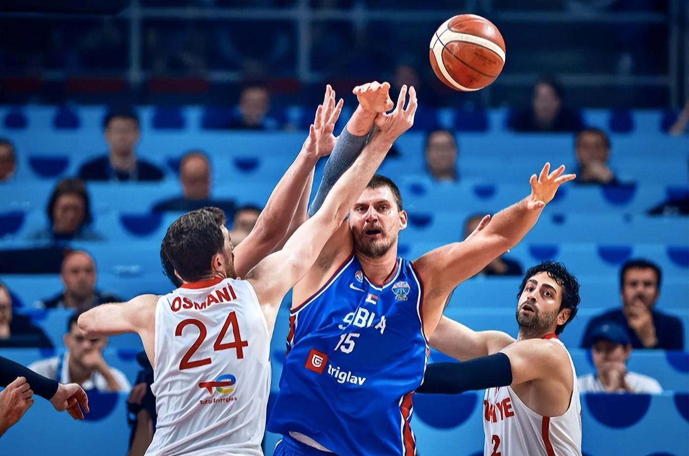 中国男篮爆冷土耳其男篮，巴恩斯送出助攻