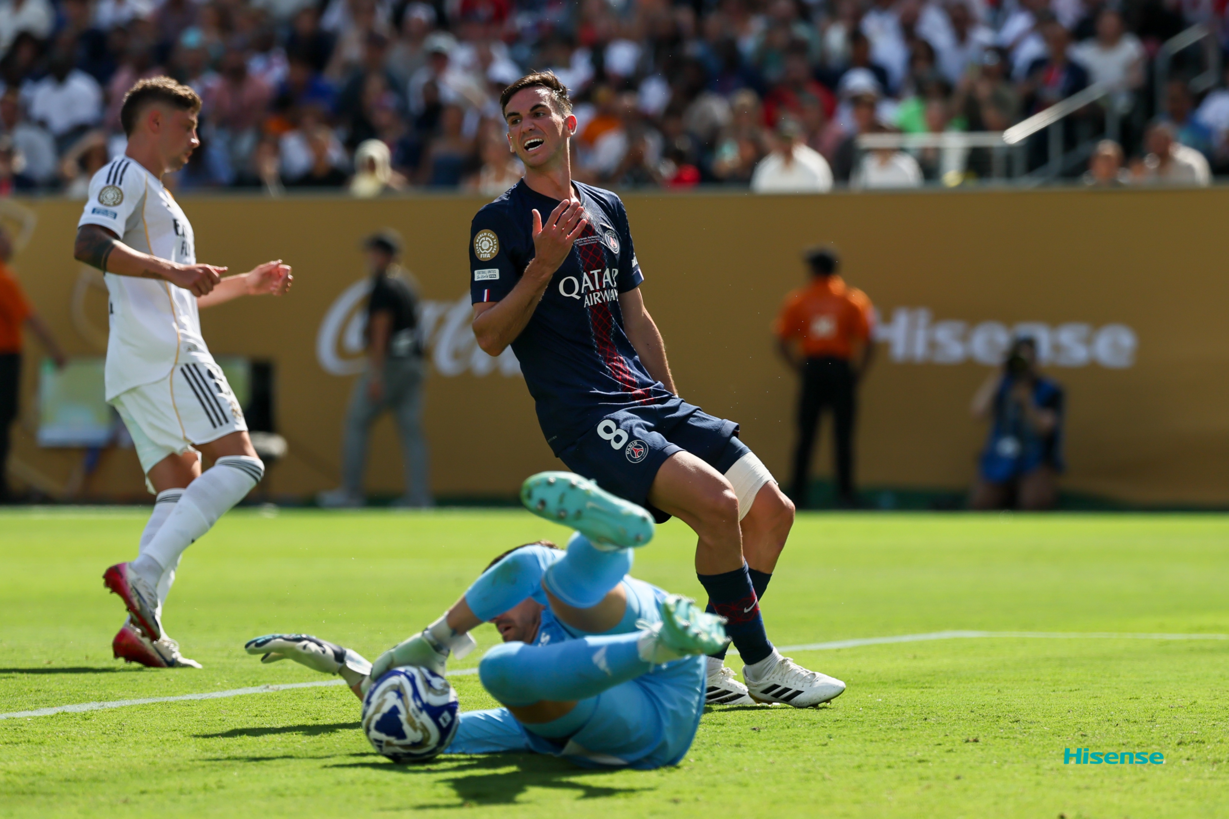 欧预赛激烈对抗，抢七战引发球迷热议