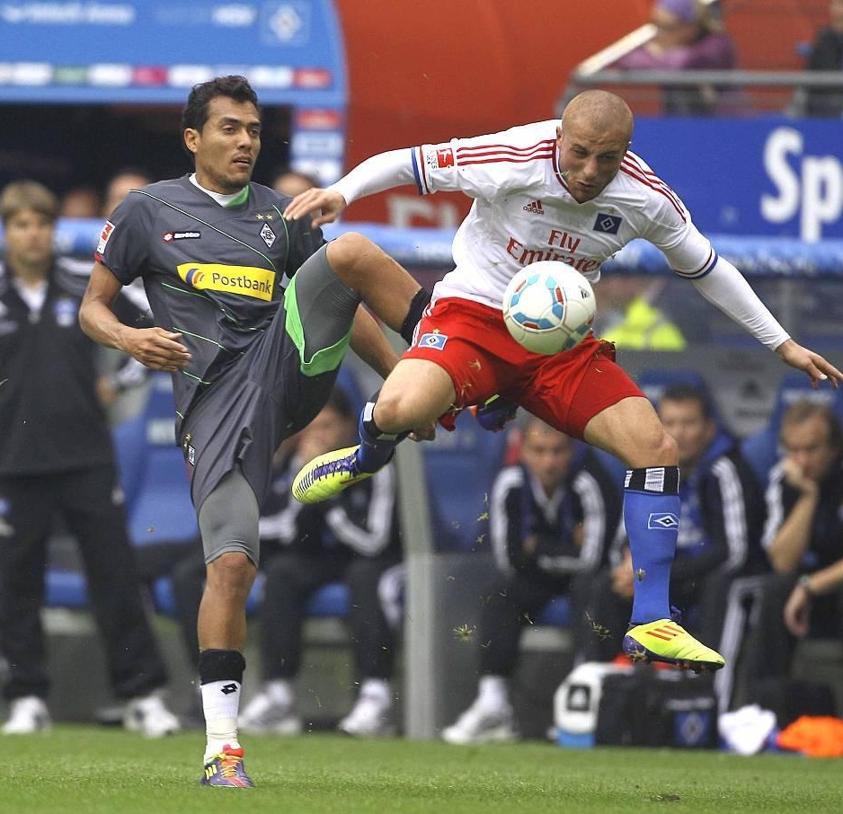 足球赛场上风云变幻，胜负难料