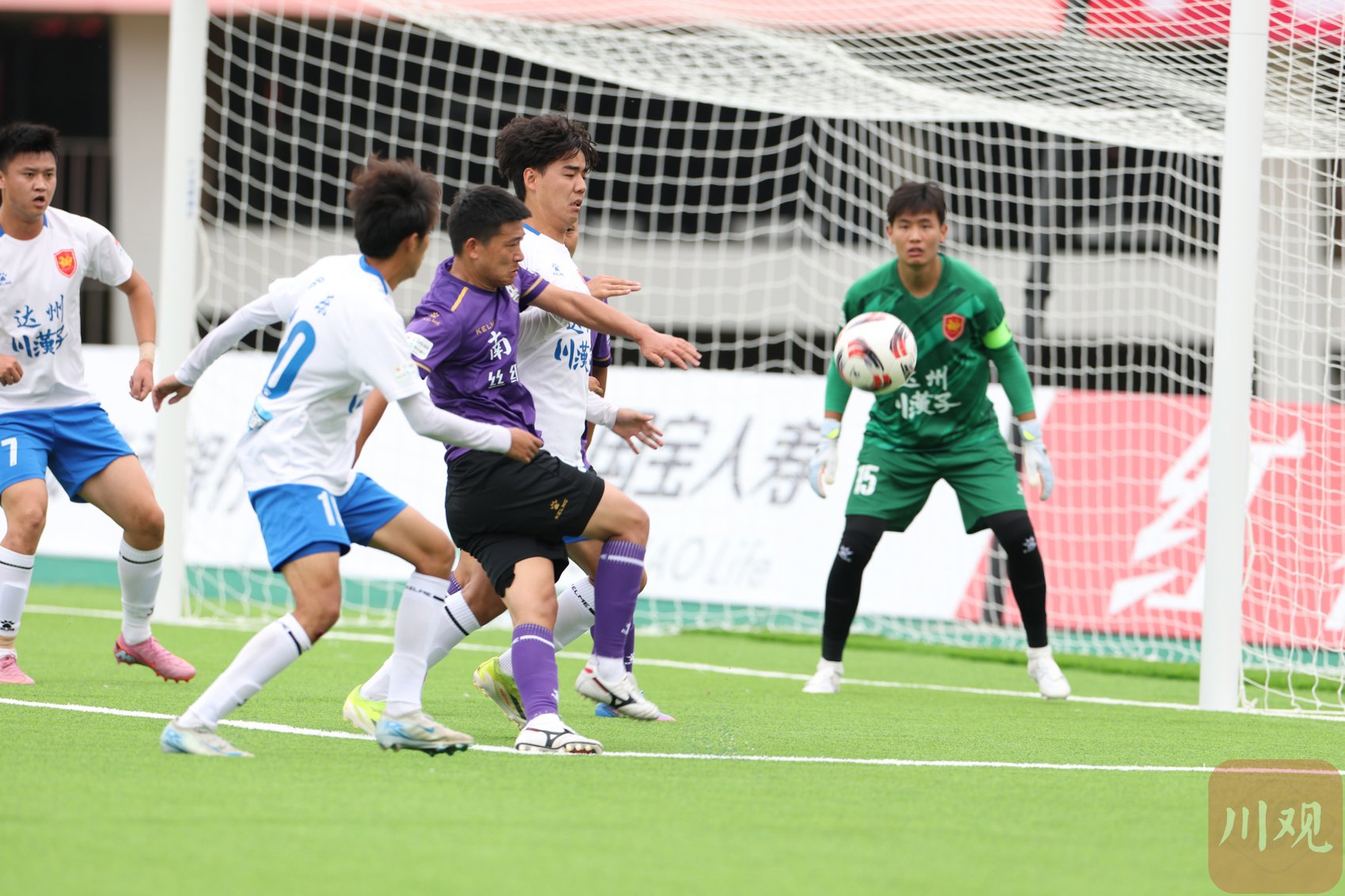国内足球比赛强强对话，共同演绎精彩对决