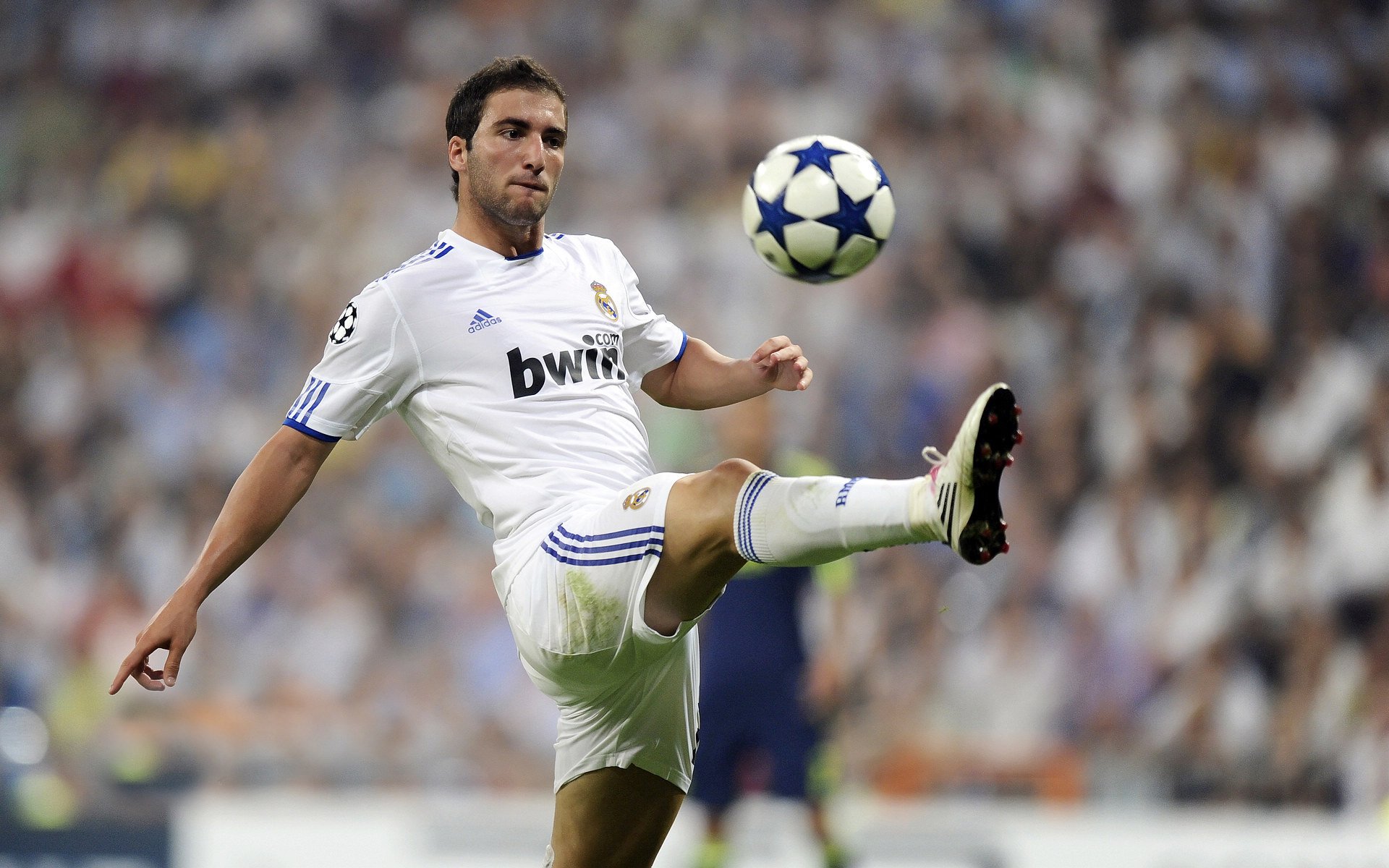 库里关键三分定乾坤，湖人强压火箭展露冠军相