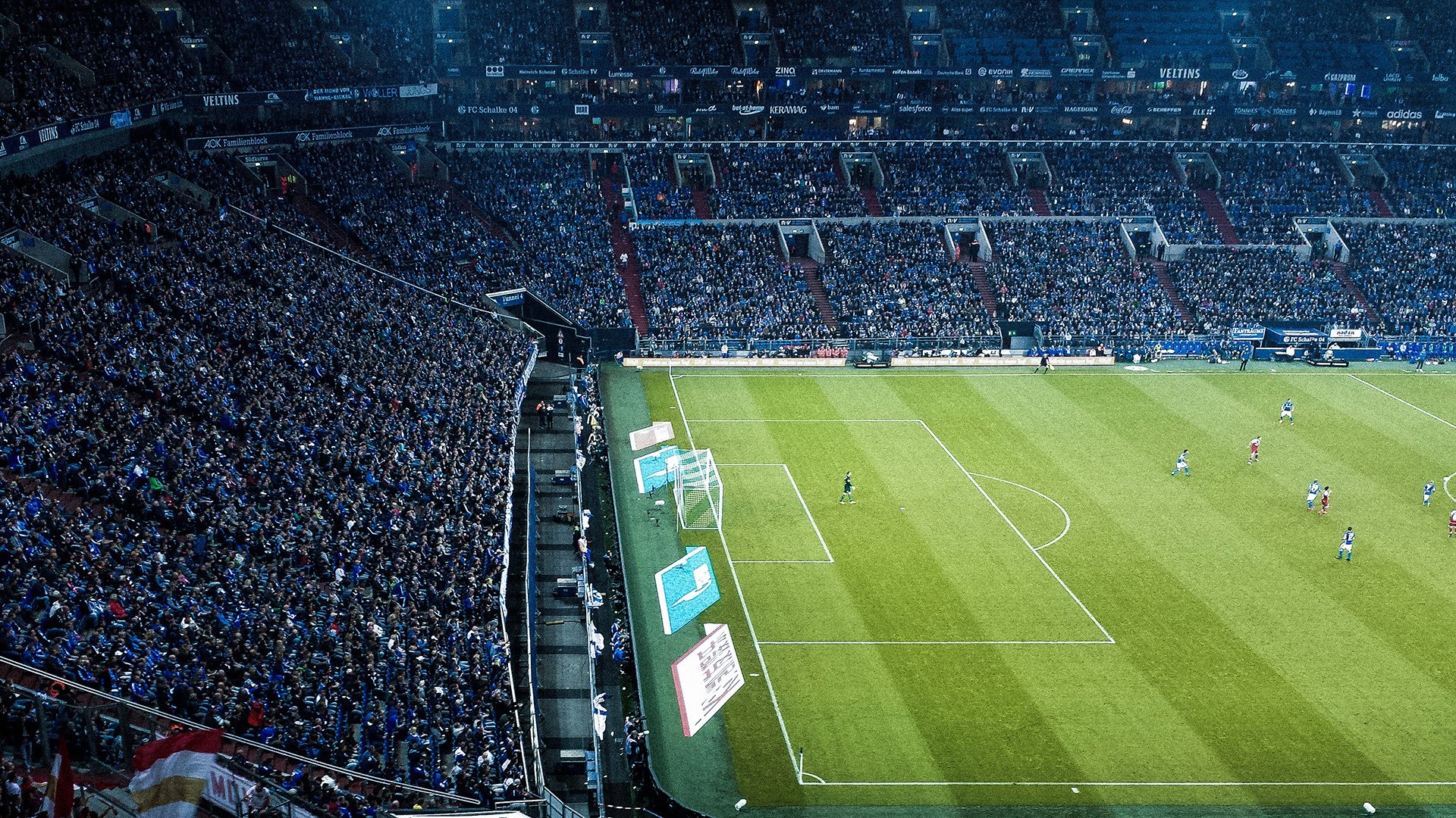 非常有趣，充满了戏剧张力、历史错位感和足球的冷幽默。我们需要构建一个在现实中绝不可能发生，但在逻辑和情感上又极其自洽的唯一性时刻