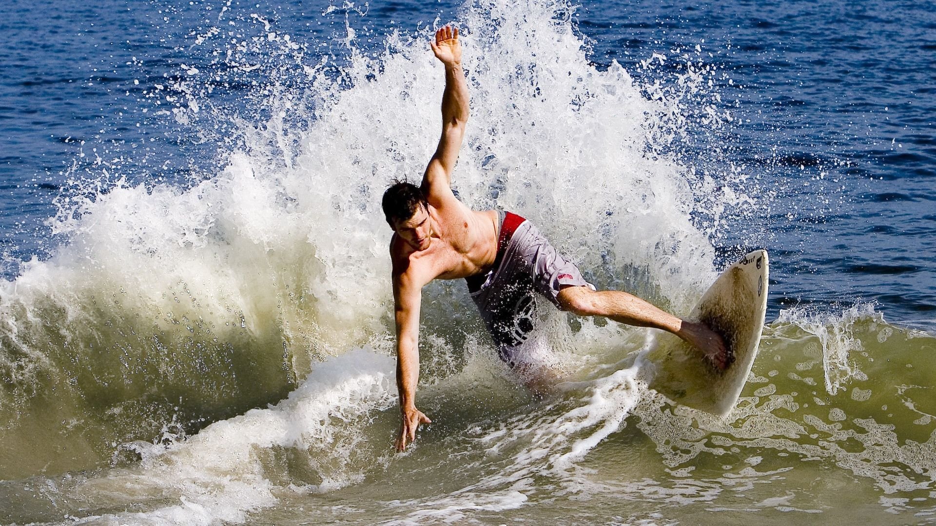 非常有趣，充满了戏剧张力、历史错位感和足球的冷幽默。我们需要构建一个在现实中绝不可能发生，但在逻辑和情感上又极其自洽的唯一性时刻